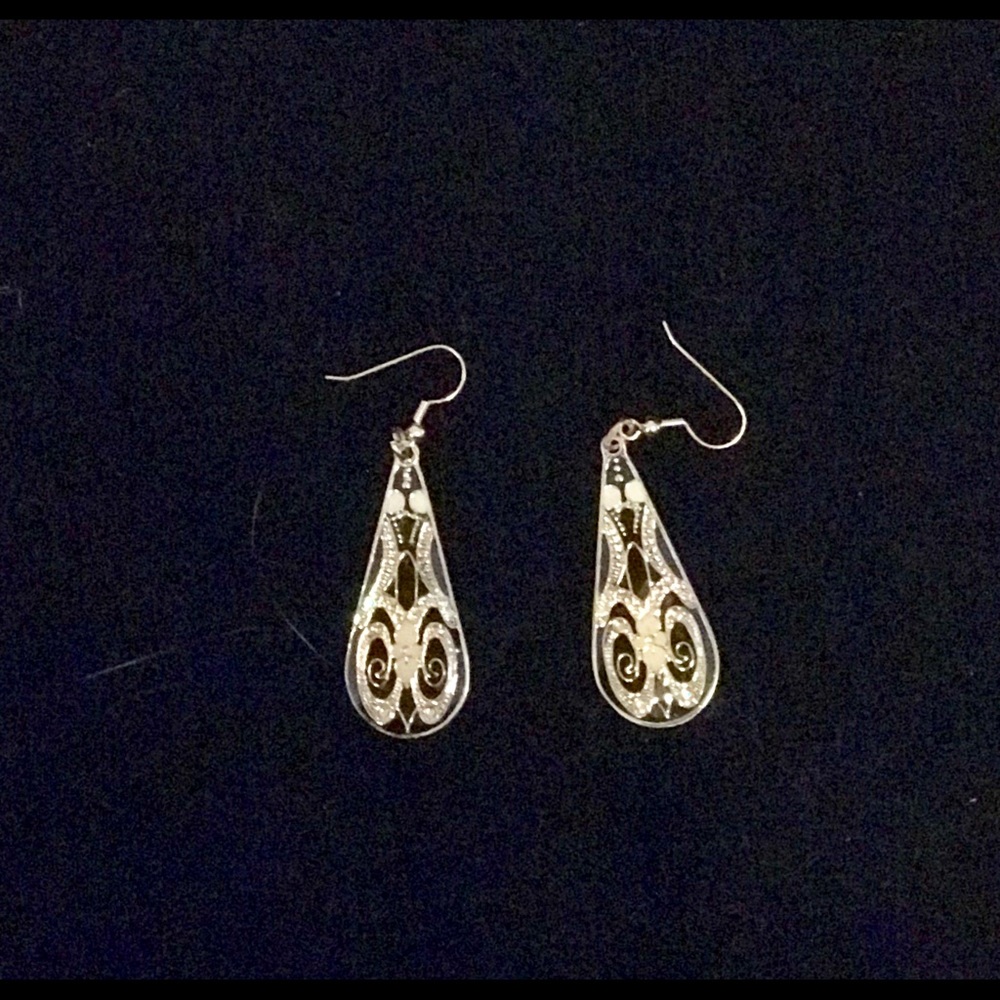 Elegant Black and Gold Dangle Earrings